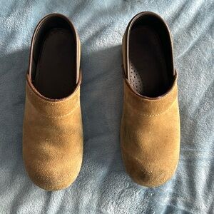 Dansko tan suede clogs, size 39 (fits women's US 8.5